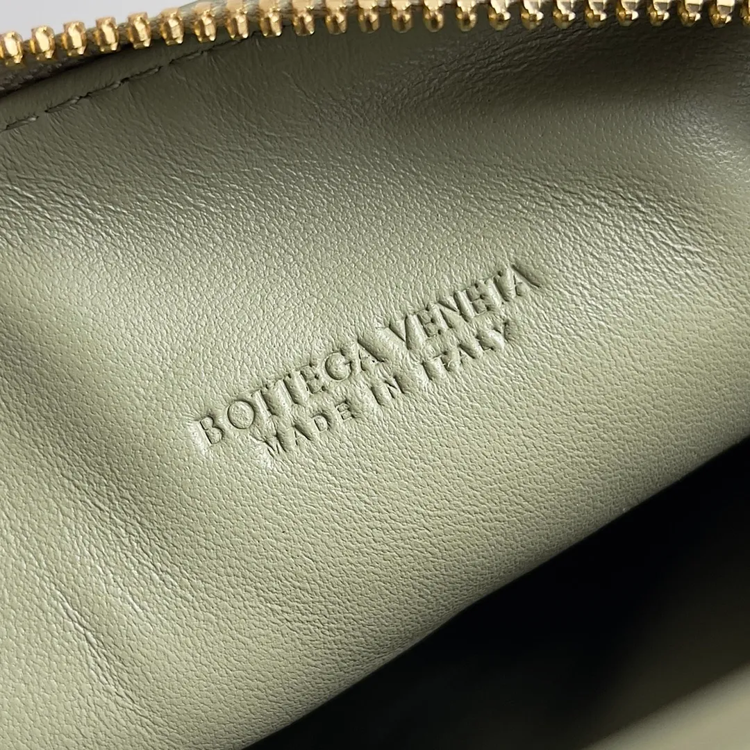Batch 1360 It is predicted that BV Bottega’s lunch bag will be popular again this year. The entire bag is made of top nappa lambskin, which is very soft and lightweight. It also uses the intrecciato weaving process that the two founders spent several months developing from the beginning of the brand. It is completely hand-woven by Italian craftsmen. It perfectly reflects the craftsmanship of Bottega. The entire bag shape is also a very practical and popular lunch box bag type. The slightly curved arc of the bag mouth can also better fit our wrists. Style number: 754443 Size: 22*13*9